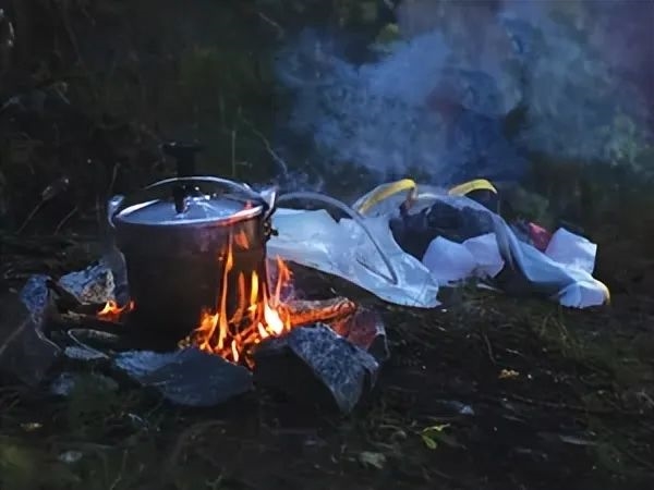 英國男子想成為一只羊：穿戴假肢四肢行走 每天只吃草