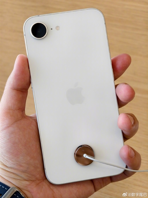 4499元開賣！iPhone 16e黑、白兩色真機圖一覽：黑邊寬到窒息