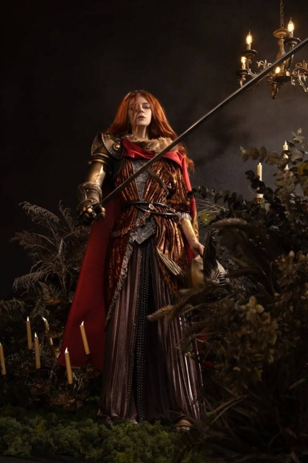 俄羅斯美女Cos《艾爾登法環(huán)》女武神：太完美了