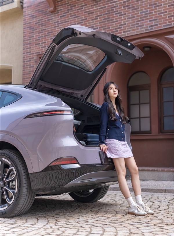 2025款小鵬G6新車(chē)上市 第一波美女小姐姐照片出爐