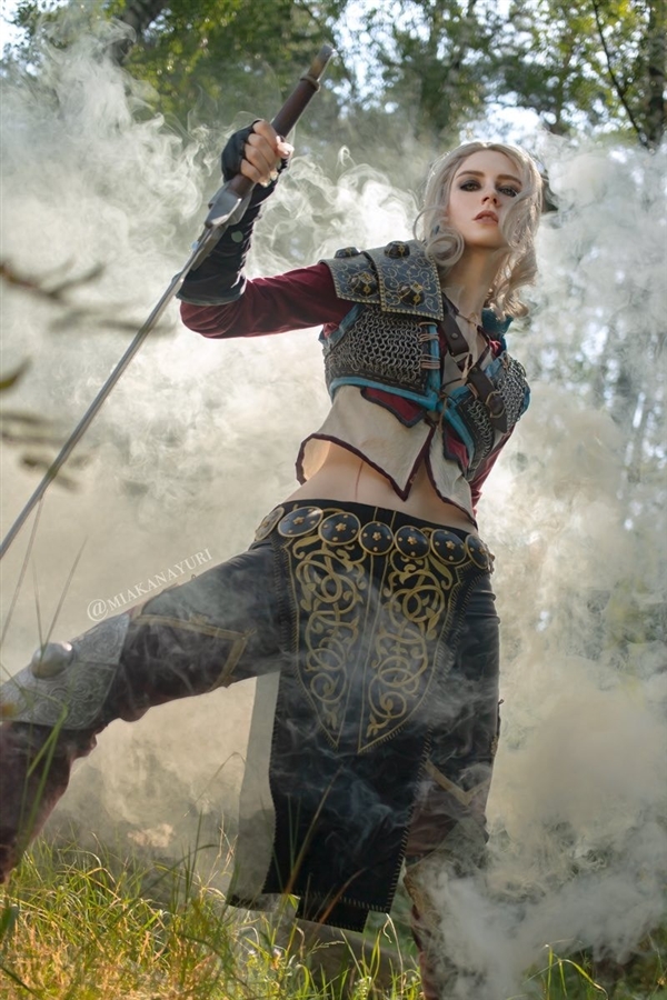 俄羅斯美女Cos《艾爾登法環(huán)》女武神：太完美了