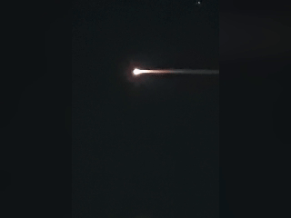 多人凌晨目擊“大火球飛行物”：比星星亮 帶火尾巴速度快