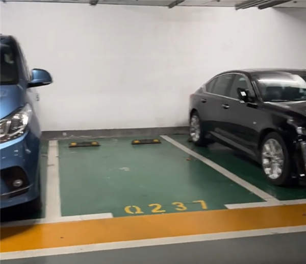 女子難入庫無奈停他人車位留條致歉 網(wǎng)友:換自動(dòng)泊車來