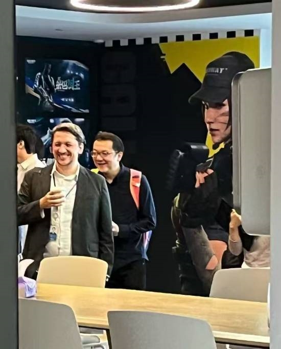 宮崎英高疑現(xiàn)身騰訊深圳辦公室！笑容滿面非常開心