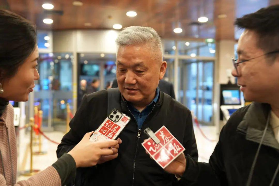 政協(xié)會議開幕，委員們積極履職各有重點，聚焦政協(xié)會議：委員們的經(jīng)濟發(fā)展提案亮點
