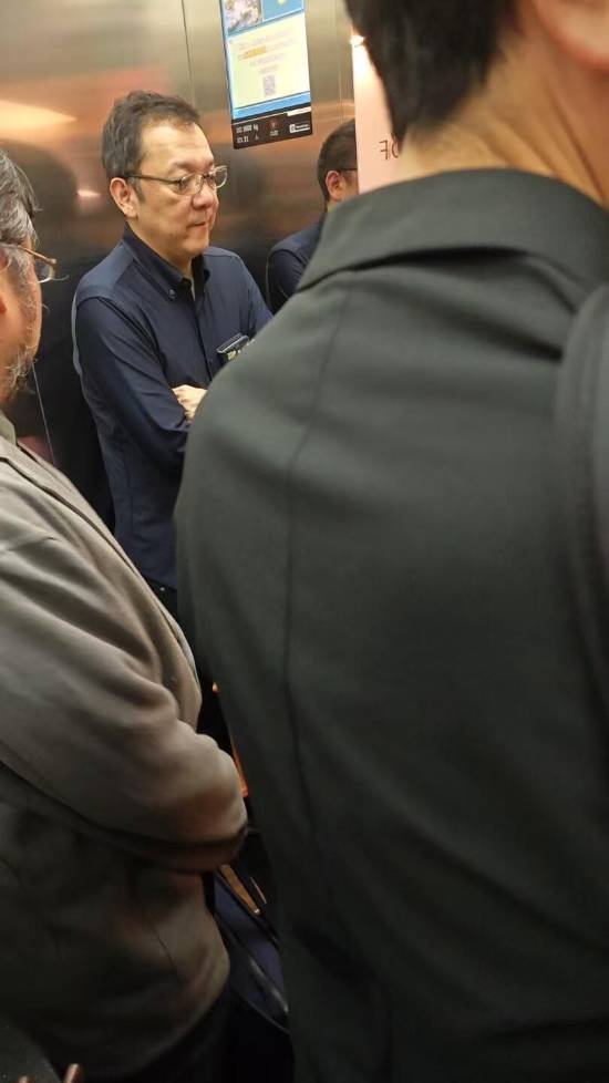 宮崎英高疑現(xiàn)身騰訊深圳辦公室！笑容滿面非常開心