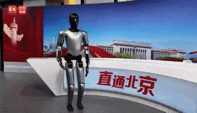 人形機(jī)器人現(xiàn)身兩會(huì)：硅基“記者”的大舞臺(tái)