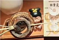 咖啡館靠“咖啡里有真蛇”出圈 有網(wǎng)友實(shí)測(cè)：真有蛇 誰(shuí)敢喝