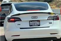 馬斯克激起眾怒：特斯拉車更換車標(biāo)無(wú)聲抗議