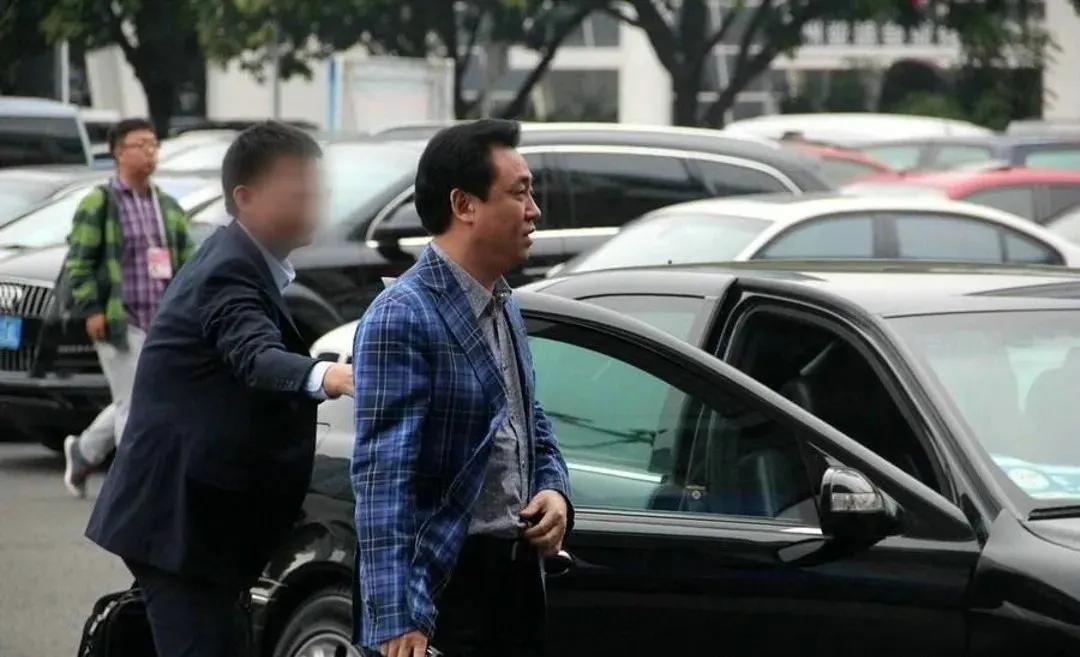 許家印的早期座駕：奔馳S600防彈版的強(qiáng)悍實力與高昂價格