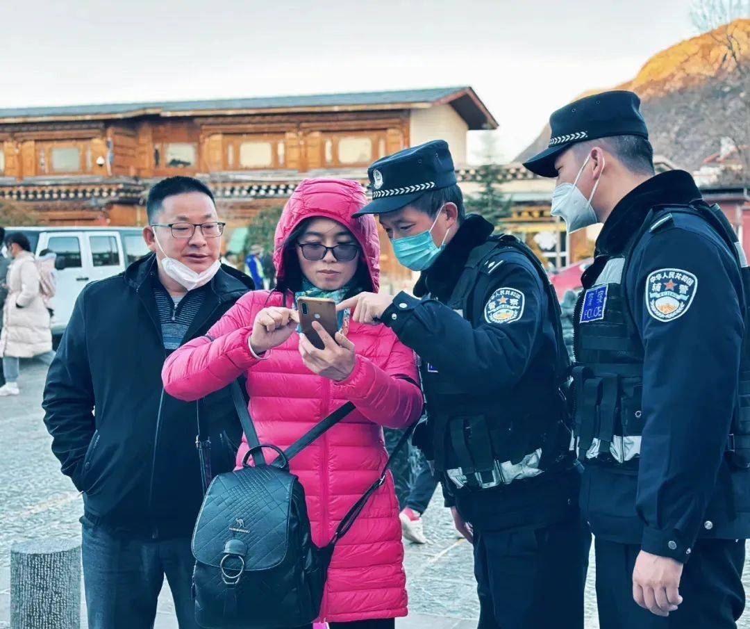 獨克宗古城旅游警務(wù)室：用愛與責(zé)任點亮高原紅