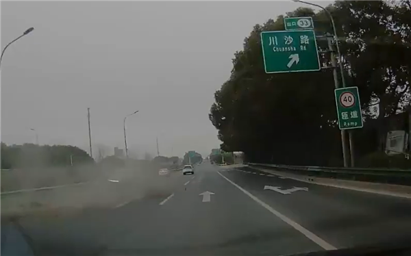 開車勿斗氣 一理想L6路上狂別比亞迪漢：自己反成受害者