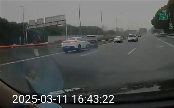 開車勿斗氣 一理想L6路上狂別比亞迪漢：自己反成受害者