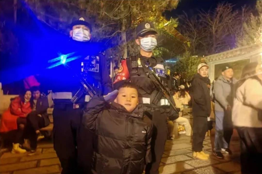 獨克宗古城旅游警務(wù)室：用愛與責(zé)任點亮高原紅