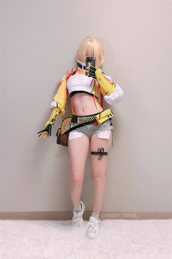《妮姬》美術組成員Cos美圖 身材和服裝完美還原