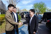新加坡副總理到訪百度！試乘蘿卜快跑直豎大拇指點贊
