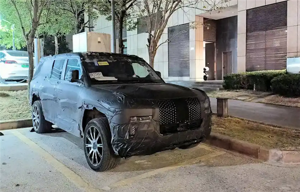 比亞迪仰望U8加長(zhǎng)版諜照曝光：車(chē)長(zhǎng)有望超過(guò)5.6米 采用三排座椅布局