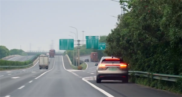 蔚來演示行業(yè)首個量產(chǎn)“緊急自主靠邊停車“：高管疑內(nèi)涵余承東